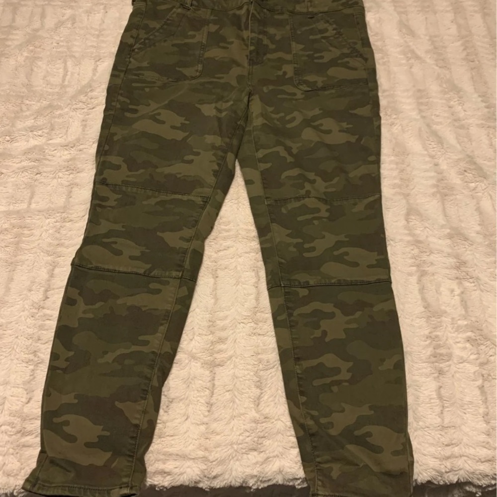 HIGH WAISTED CAMO PANTS